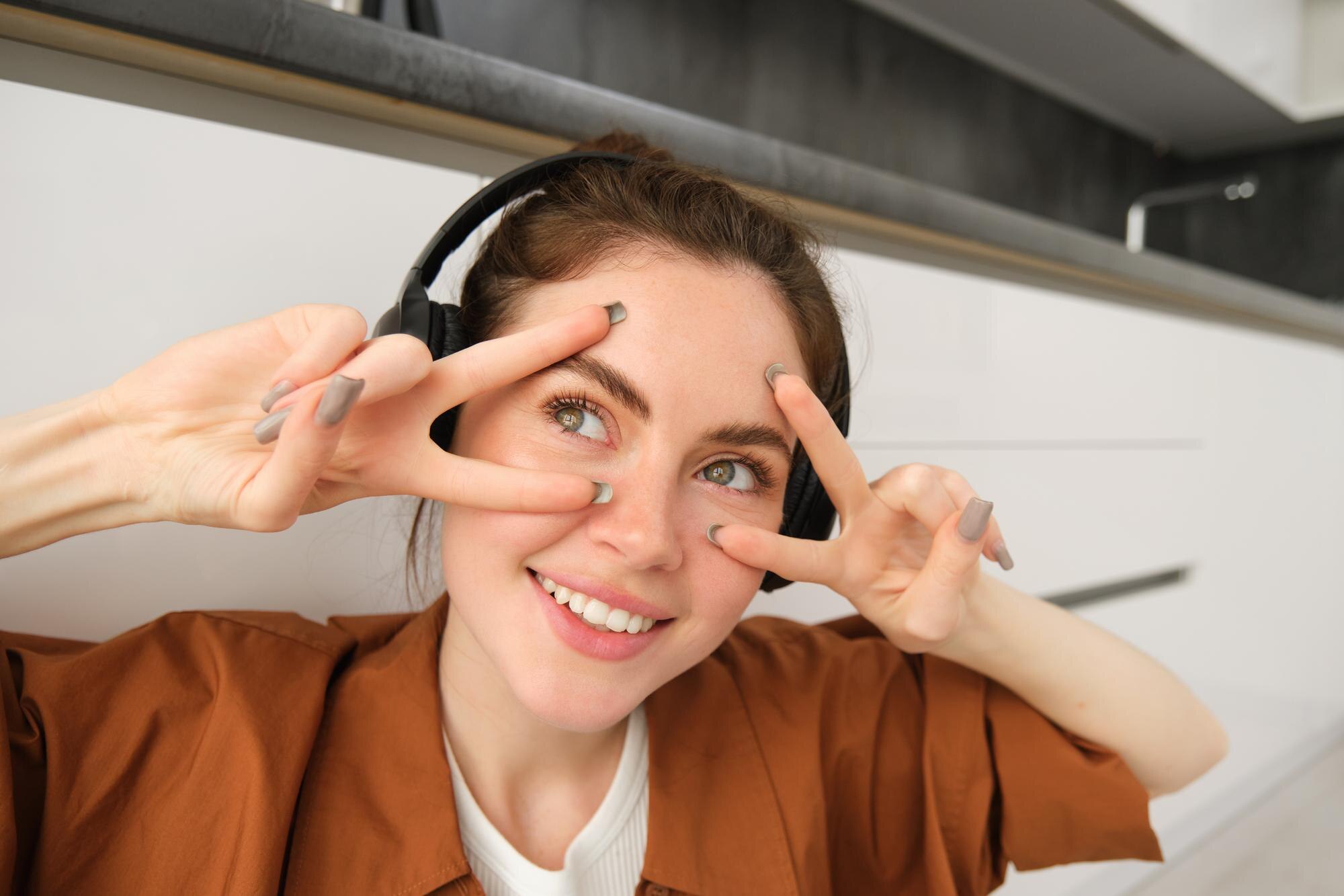 Mujer practicando relajación visual frente a una ventana iluminada