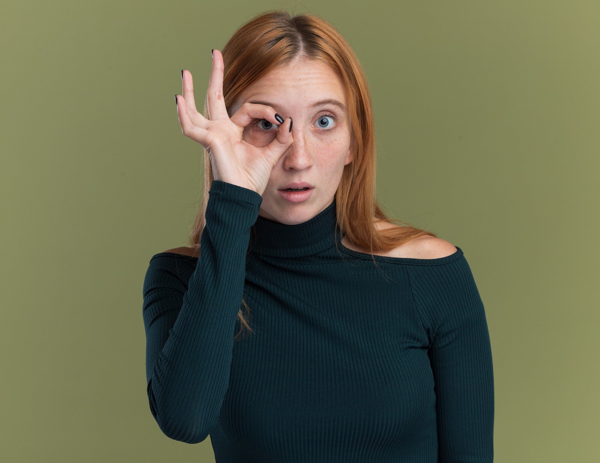 Persona frente a pantalla con signos de fatiga visual